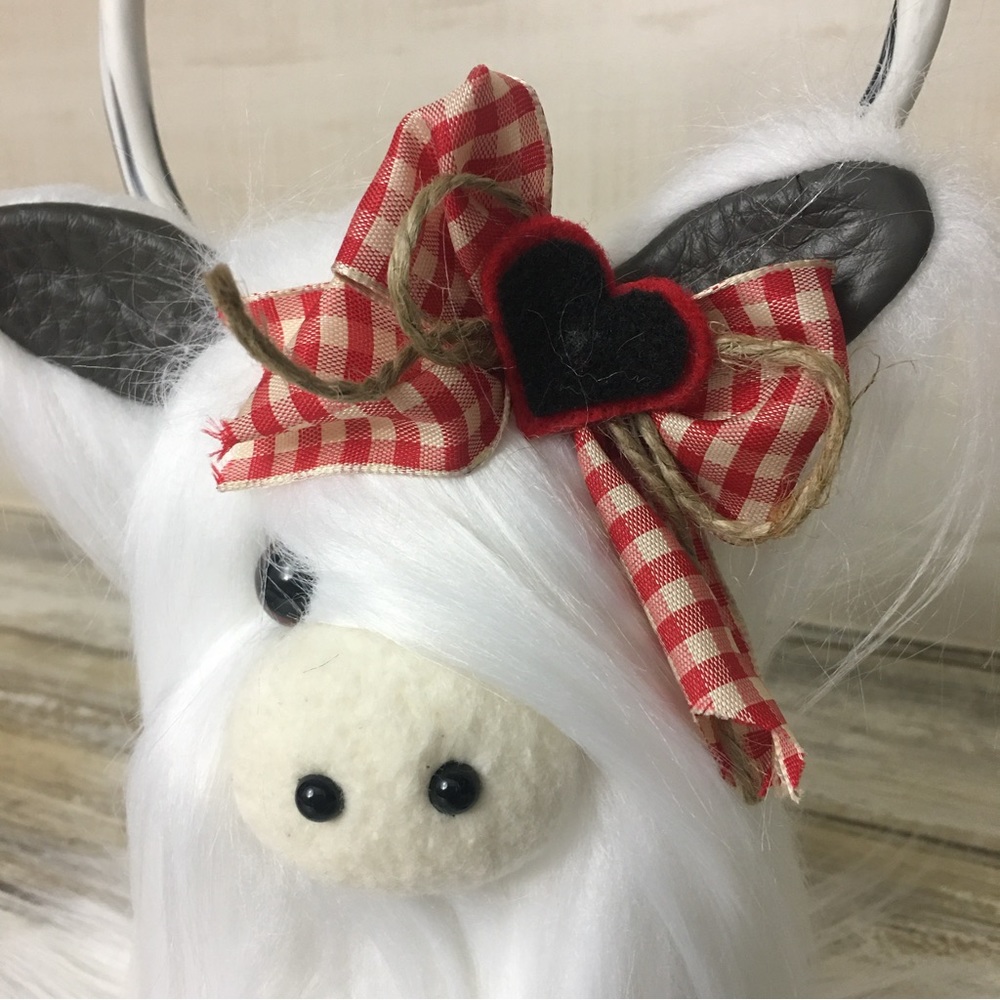 🚫SOLD🚫 Valentine’s Day White Highland Cow Gnome Coo Tiered Tray Decor - Picture 5 of 11